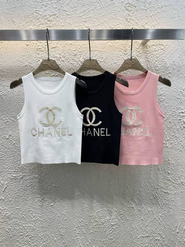 130 Chanel香奈儿小香双C字母贴布刺绣针织背心 款号：25670102623 颜色：白色 黑色 粉色 尺码：均码 80-125斤