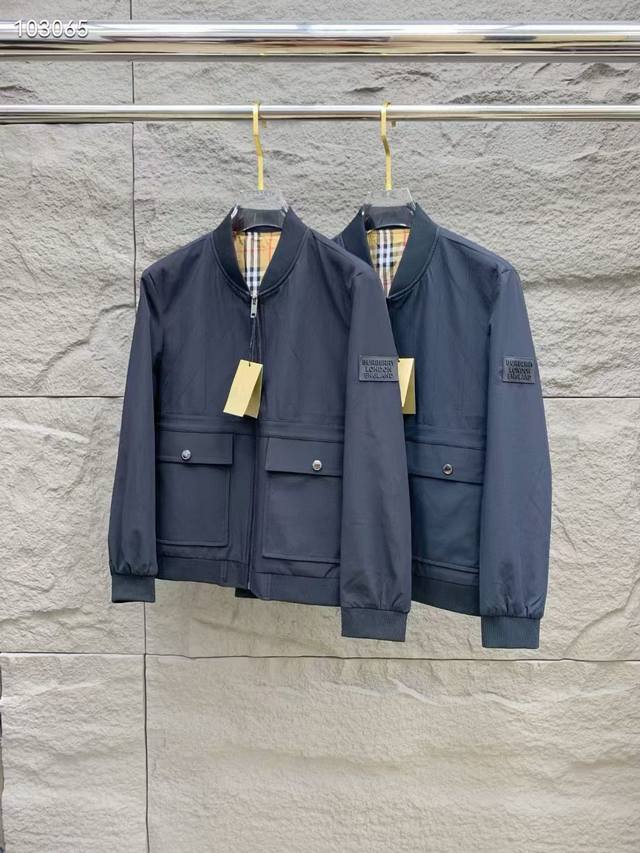 230 Burberry 巴宝莉24Ss新款商务休闲棒球领飞行员夹克外套 巴宝莉商务休闲防风防雨棒球服夹克，购入正品打版，面料与版型均对应原版，上身效果高级百搭