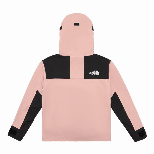 230 The North Face 北面Tnf 经典1990冲锋衣 仙女粉 高端版本 1、面料：采用戈尔公司2L双层Gore-Tex面料，面料表层做超高强度防