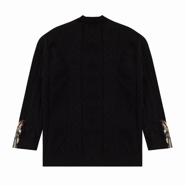 140 Burberry巴宝莉新款黑色拼接经典格子破洞工艺毛衣上衣 1经典格子布做旧色 纯手工裁剪，破坏补丁工艺，克重足够厚实拿在手上都是沉甸甸的质感，做工细节