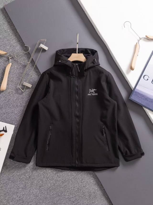 230 Arc‘Teryx 始祖鸟硅胶连帽软壳冲锋衣加绒外套 在多变的气候环境中，一款优质的软壳外套无疑是您的理想之选。 我们的软壳外套，采用先进的科技面料，兼