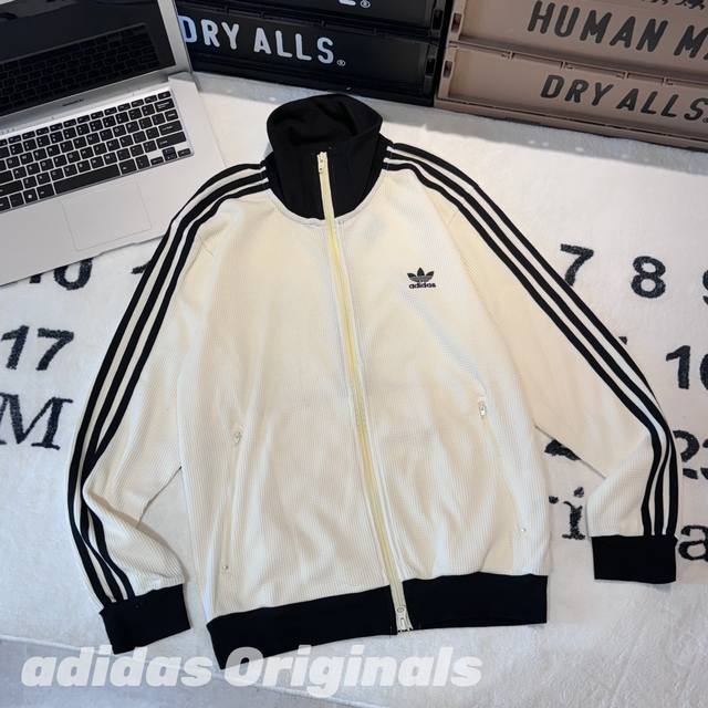 180 -Adidas阿迪达斯Ad三叶草字母Logo刺绣经典三条杠织带装饰撞色螺纹拼接复古休闲翻领双头拉链华夫格开衫外套 男女同款 情侣款 货号：2467230