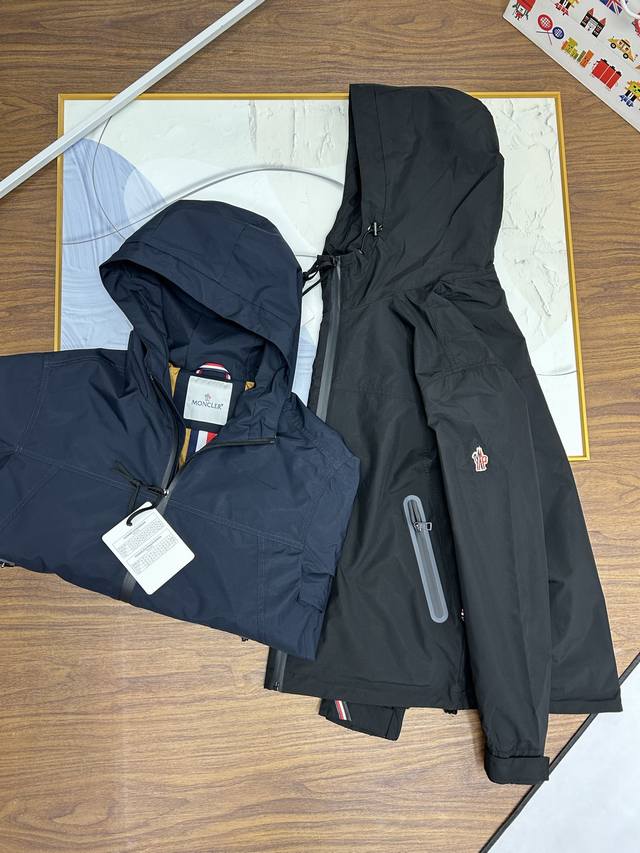 实拍细节260，Moncler 盟可睐 Etiache男士连帽夹克风衣外套。25早春秀场新款 男士轻奢商务休闲连帽夹克外套。客供的复合科技面料，表层防水，中间层