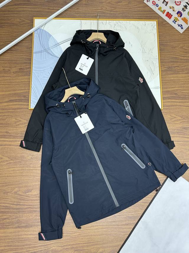 260，Moncler 盟可睐 Etiache男士连帽夹克风衣外套。25早春秀场新款 男士轻奢商务休闲连帽夹克外套。客供的复合科技面料，表层防水，中间层锁温，底