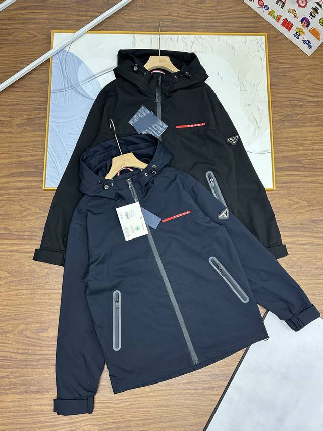 260，Prada 普拉达 25早春秀场新款 男士轻奢商务休闲连帽夹克外套。客供的复合科技面料，表层防水，中间层锁温，底层快速排汗。三层复合，功能性更加强大，满