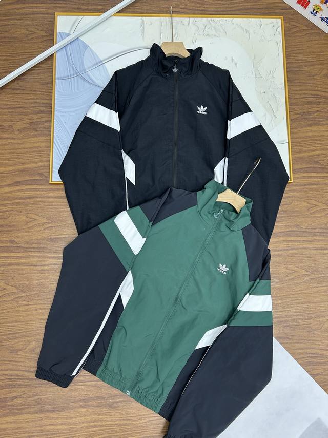 150，三叶草立领款早秋新款拉链外套情侣男女同款 爆款来袭 全身拼接色款 做工复杂Adidas 三叶草 撞色拼接复古风衣外套 今年最火的撞色拼接+复古元素 让你