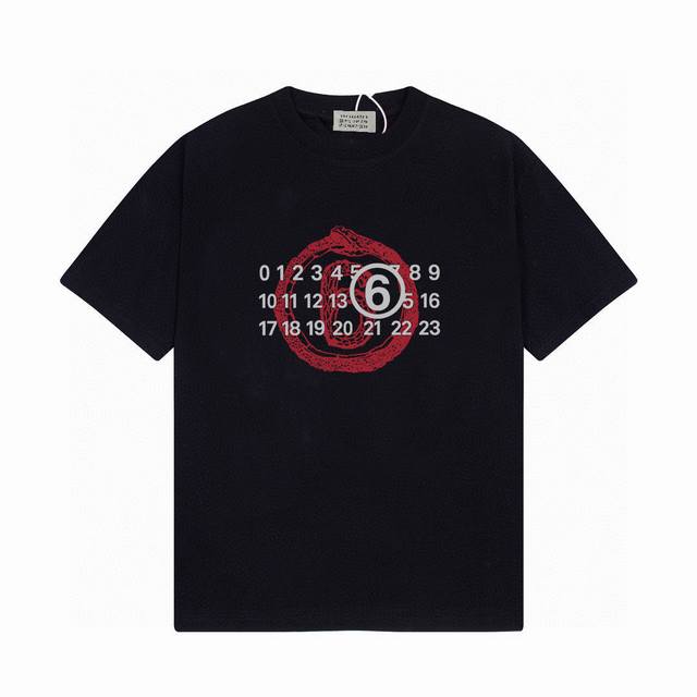 90 高品质25Ss马吉拉Logo印花短袖！胸前品牌字母Logo大牌感十足！高端大气完美演绎，经典圆领不挑人版型上身巨显瘦 面料采用230克纯棉面料，保证舒适性