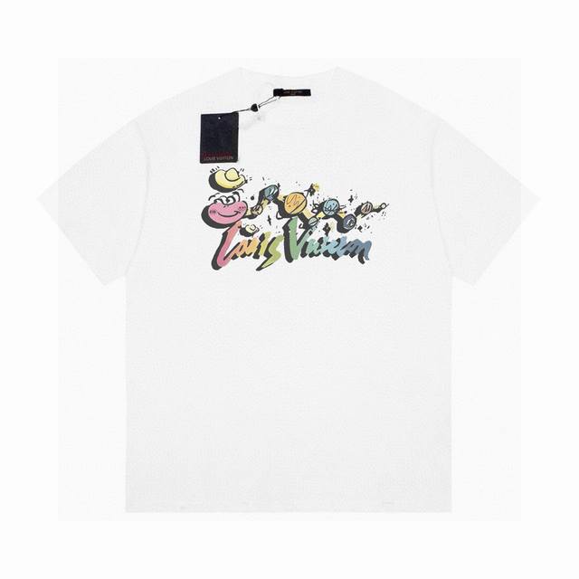 90 高品质25Ss路易Lv彩绘Logo印花短袖！胸前品牌字母后背贴布Logo大牌感十足！高端大气完美演绎，经典圆领不挑人版型上身巨显瘦 面料采用230克纯棉面