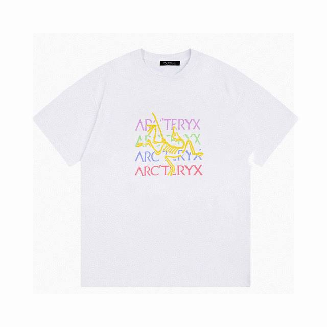 供90 高品质25Ss印花短袖！胸前品牌字母Logo大牌感十足！高端大气完美演绎，经典圆领不挑人版型上身巨显瘦 面料采用230克纯棉面料，保证舒适性同时透气冰爽