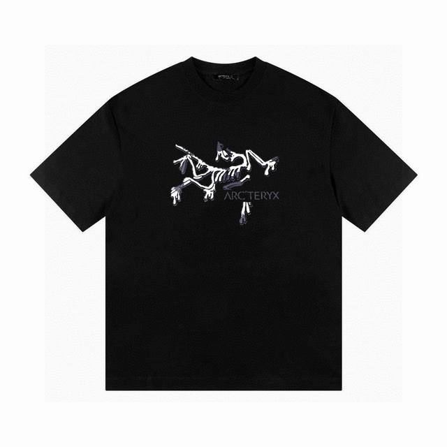 90 高品质25Ss印花短袖！胸前品牌字母Logo大牌感十足！高端大气完美演绎，经典圆领不挑人版型上身巨显瘦 面料采用230克纯棉面料，保证舒适性同时透气冰爽的