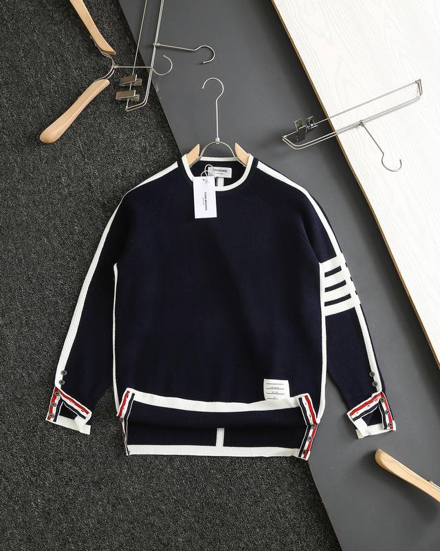 190 原单贸易品质Thom Browne 汤姆布朗Tb四条杠圆领羊毛衫，专柜官网同步发售，美国贸易公司正品订单！ 采用14针日本丰田横机蚂蚁针法编造，套口采用