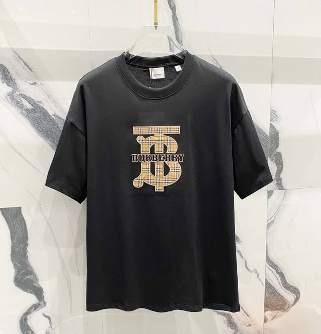 130 高品质Burberry 巴宝莉Tb贴布字母刺绣新款T桖 25Ss春夏新品，B家标识醒目贴布，百灵达万针刺 采用32支260克双纱纯棉原版面料，磨毛处理更