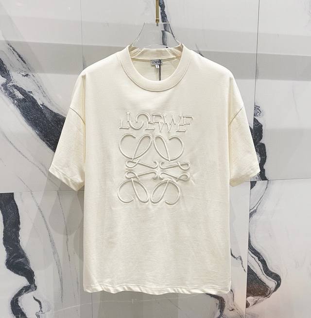 130 高品质Loewe 罗意威错位刺绣新款T桖 25Ss春夏新品，百灵达万针刺，搭配错位，更加有品味 采用32支260克双纱纯棉原版面料，磨毛处理更丝滑亲肤，