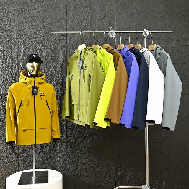 250 凯乐石连帽运动外套登山服软壳情侣款夹克 高品质科技面料，轻量化设计 ，宽松大牌设计，立体剪裁！冲锋衣透气舒适面料 ，不闷热 循环透气，排湿保持皮肤干爽