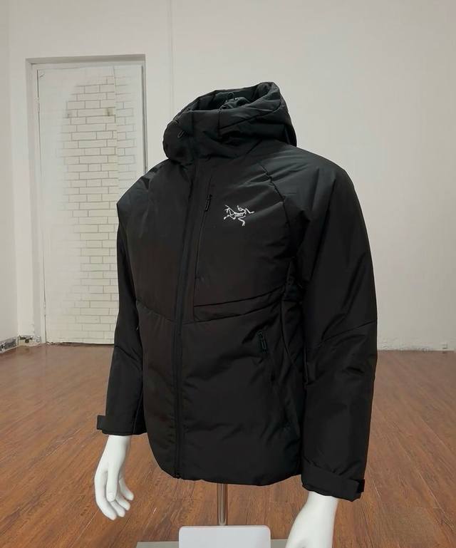 260 Arc’Teryx 始祖鸟精简新年款连帽棉服 简约大气的色彩搭配 满足不同场合与个性需求。 其采用三防面料，具备出色的防风、防水性能，无论面对何种恶劣天