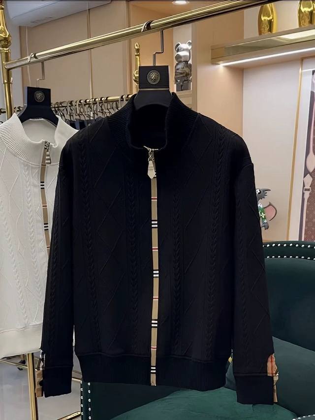160 Burberry 巴宝莉加绒加厚拼接经典款外套 简约风格 立体饱满 纯色的面料搭配精致的拼接格纹 瞬间就衬托出来了 整体质感非常强！ 定织定染的螺纹通过