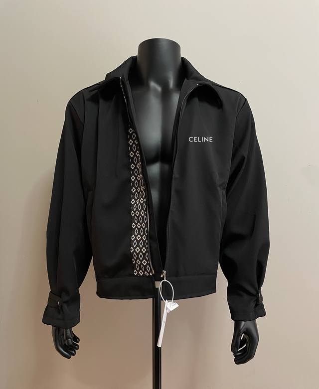 160 Celine 赛琳凯旋门编制织带定制夹克外套 原版面料采用400G罗马金纹100%聚酯纤维。抗起球处理 侧边织带原版开发织带看似简单，实则是百万级大型提