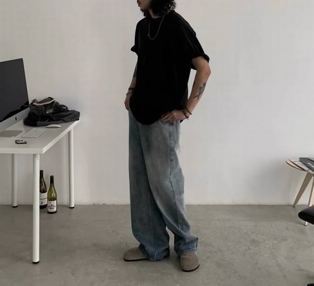 120 Loewe罗意威重工轻奢直筒牛仔裤 版型非常亮眼的没有过多的点缀 却非常重工高端 裤兜简单的立体Logo看起来简单高级！ 版型比较宽松各种身材都可以轻松