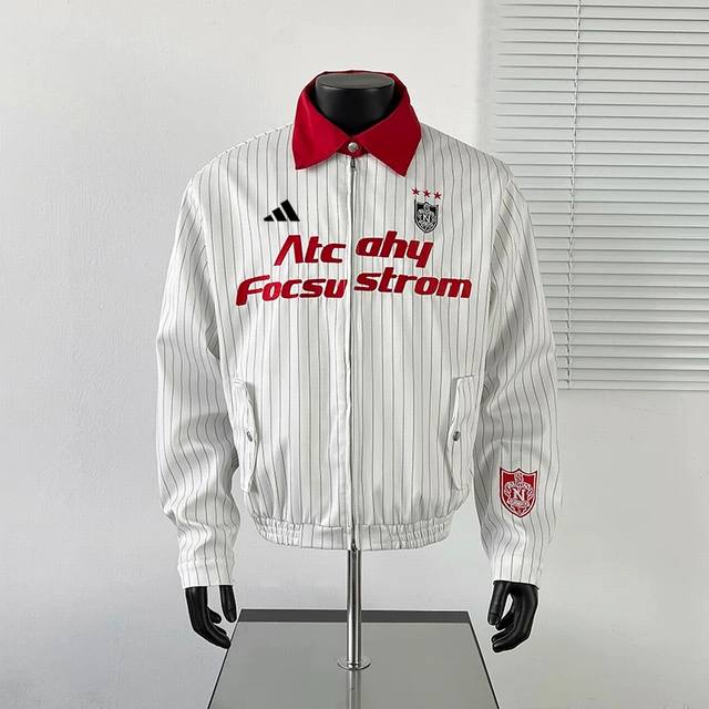 180 Adidas 阿迪达斯经典高端刺绣拼接立领棒球服夹克 经典复古系列 爆款来袭 拼色设计 刺绣印花原版 上身板正 美式复古 颜值在线 运动风太好看 这件就