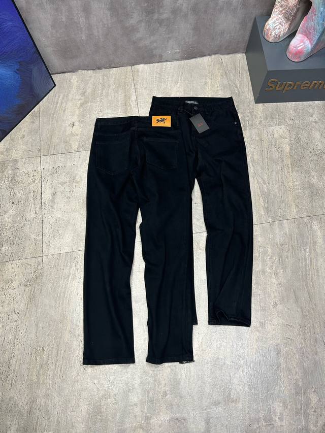 180 人气爆款秋款Arc'teryx 始祖鸟新品超柔牛仔裤！ 始祖鸟最新顶级用料超柔高棉水洗牛仔面料！定制五金配件 每一件水洗费用高达常规工艺三倍之多，触感极