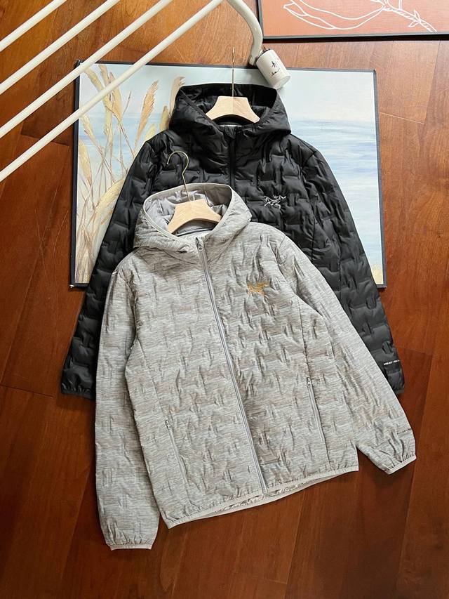 400 Arcteryx始祖鸟 Kole Down Jacket 纯色拉链连帽羽绒服 冬季轻薄款羽绒服 专柜同款，专柜大几千的高品质货，鸟全部是万针刺绣而成的大