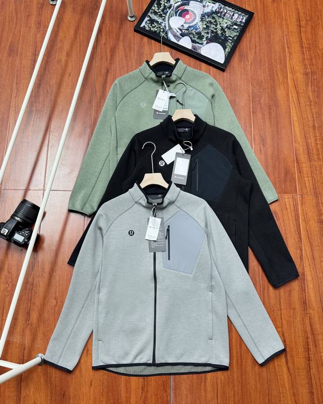 供200原单品质 Lululemon 露露25年春季半高领卫衣 露露精选，男士半拉链卫衣，户外防风半拉链立领轻量科技型卫衣，专为全年登山和户外爱好者量身打造。立