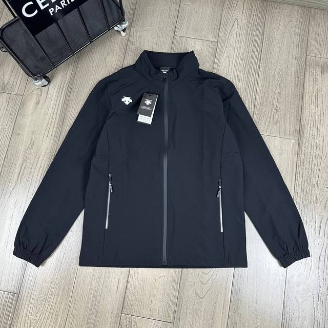 160 Descente 迪桑特秋季新品户外夜跑锻炼立领外套！情侣款！ 日常，户外，运动，休闲多功能！ 面料高弹力贴身穿着无论是晨跑夜跑还是登山锻炼很舒服，防水