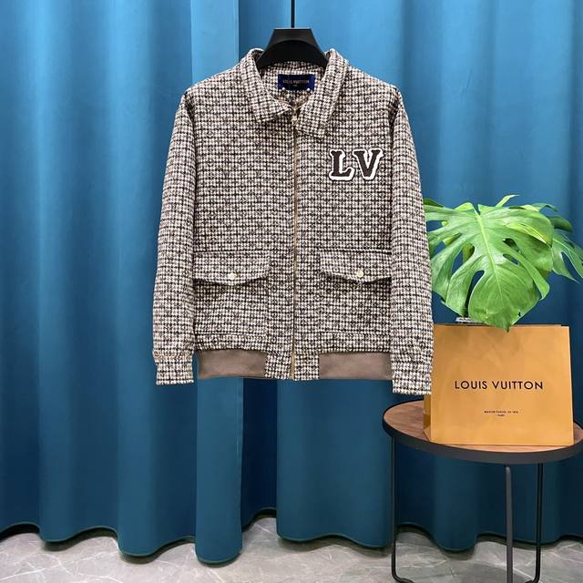 供280 Louis Vuitton路易威登Lv2025Ss走秀款羊羔毛棒球服外套 订购原版开模 历时一个月终于出货了，简直太爱了 上身真的超级帅。抖音某博主讲