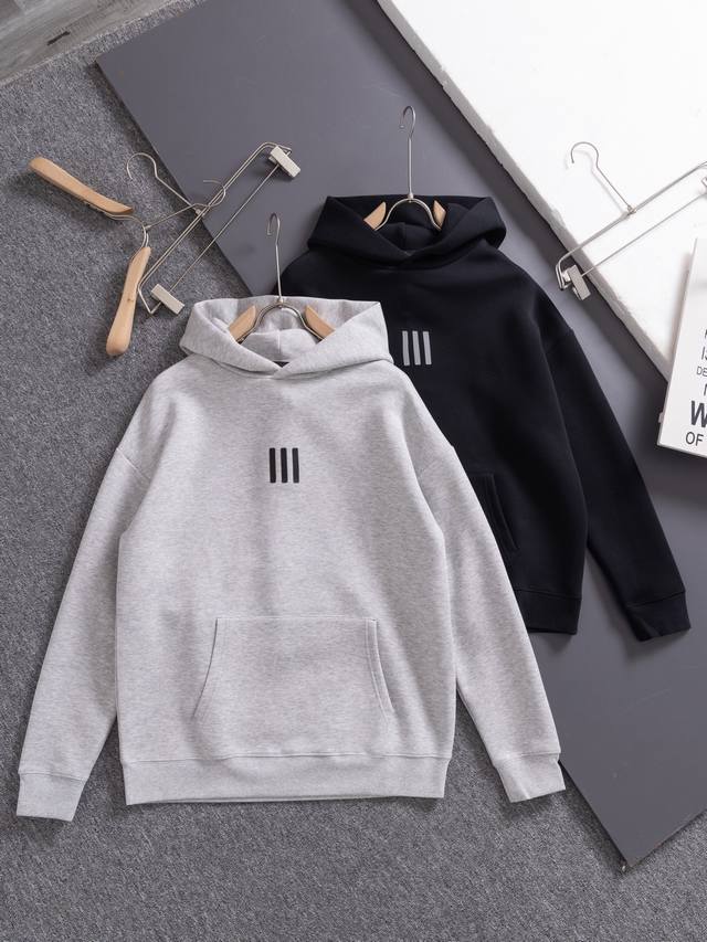200 Essentials 三条杠联名款美式潮牌连帽卫衣男女同款 这件连帽卫衣好看且会常穿连帽设计 既能防风保暖也更有造型感 叠穿在大衣 羽绒服 校服里很有时