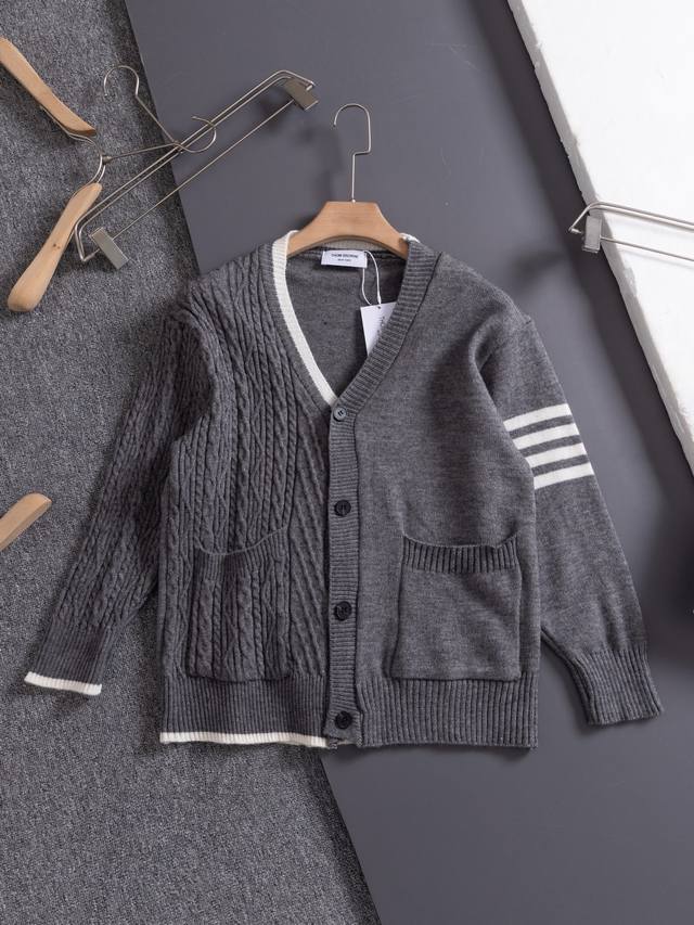 140 汤姆布朗 Thom Browne 学院风灰色毛衣开衫 新款慵懒风针织开衫、一家专注Tb汤姆布朗宝藏店铺 很难让人不爱每款都是经典简约高级的代表 Tb长袖