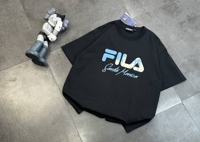 90潮牌Fila斐乐官网同款同步短袖！胸前Logo点缀胸前，简约又不失时尚感，一眼就狠狠拿捏住了！正肩版型对各种身材都很友好，穿起来整个人显得挺拔又精神，瞬间男