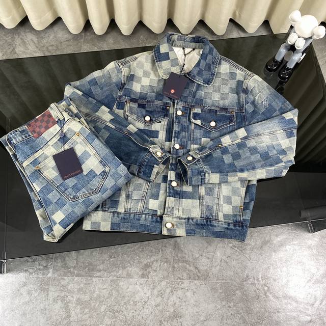 外套供250 裤子供200 早春路易威登新款蓝色马赛克格子牛仔外套牛仔裤套装 工艺说明：原版￥P.购买 标准版型 丹宁布铺陈全幅 提花 标识融入案 胸前翻盖口袋