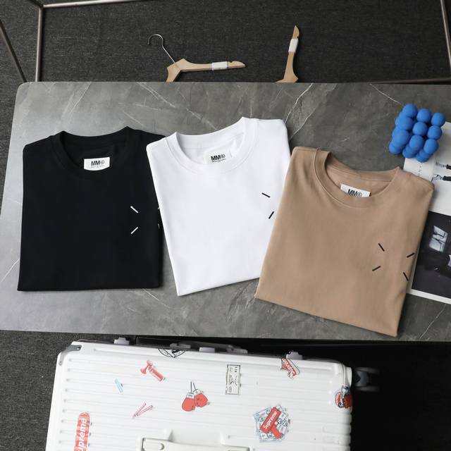 120 顶级复刻 高端定制 - Maison Margiela 梅森马吉拉 新款重工四角刺绣后背印花落肩休闲短袖T恤 - 款号：018 - 颜色：黑色 白色 卡