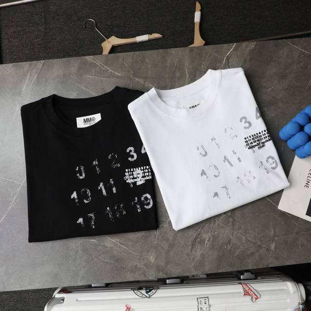 120 顶级复刻 高端定制 - Maison Margiela 梅森马吉拉 新款重工模糊数字印花落肩休闲短袖T恤 - 款号：023 - 颜色：黑色 白色 - 购