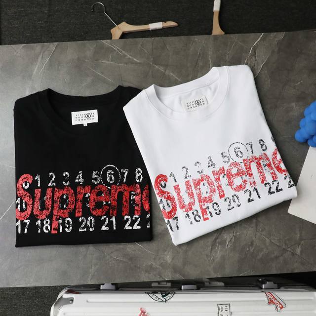 120 顶级复刻 高端定制 - Maison Margiela 梅森马吉拉 新款重工Supreme联名数字印花落肩休闲短袖T恤 - 款号：021 - 颜色：黑色