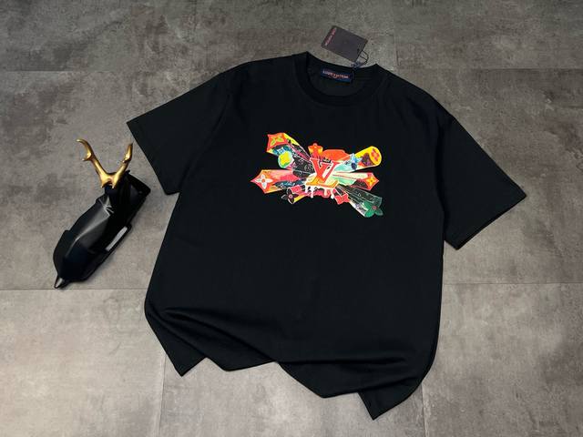 90 新款短袖上新：2025夏季爆款来袭！你绝对没有见过的Lv短袖，我今天要来分享一样近期让我完全无法抵抗Lv时尚单品！这件短袖真的让我又惊又喜，胸前七彩立柱老