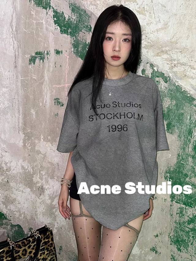上新 Acne Studios新款做旧水洗麻灰色短袖T恤 好喜欢这种褪色设计永远高级不会花里胡哨 做旧扎染复古风随便拍拍都很出片 成衣采用褪色水洗 很正的复古灰