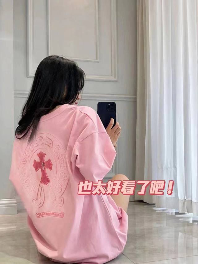 上新 Chrome Hearts克罗心皮标贴布刺绣蜜桃粉短袖 十字贴皮很贵气的感觉 上镜感100%！！ 粉粉的克罗心T恤 真是我的心头爱呀 后背Ch限定粉马蹄