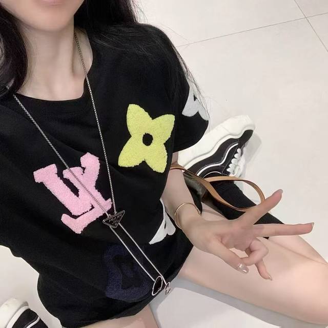 上新 Louis Vuitton路易威登重工全身彩色毛巾刺绣Logo短袖 高级感是Lv给的 这件真的在我审美上！！ 毛巾刺绣好好看～毛绒绒质感 属于多少有点小心