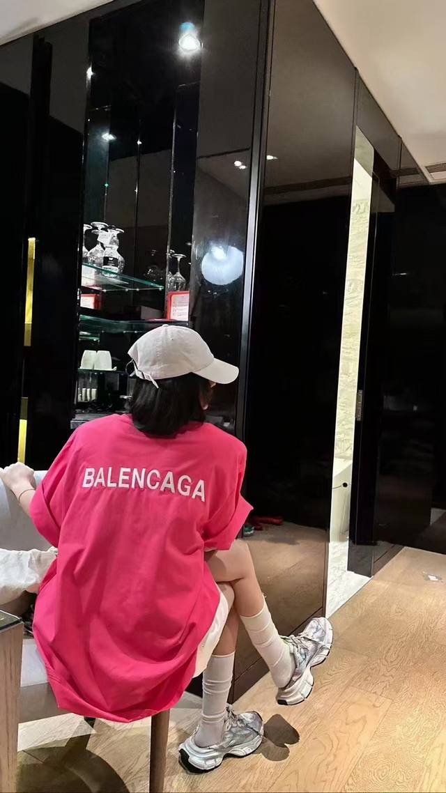 上新 Balenciaga巴黎世家新款重工刺绣Logo玫红短袖T恤 黄皮本命火龙果色橄榄皮女孩最爱！ 呜呜这件T是来报恩的 太太太显白啦～ Blcg前后重工刺绣