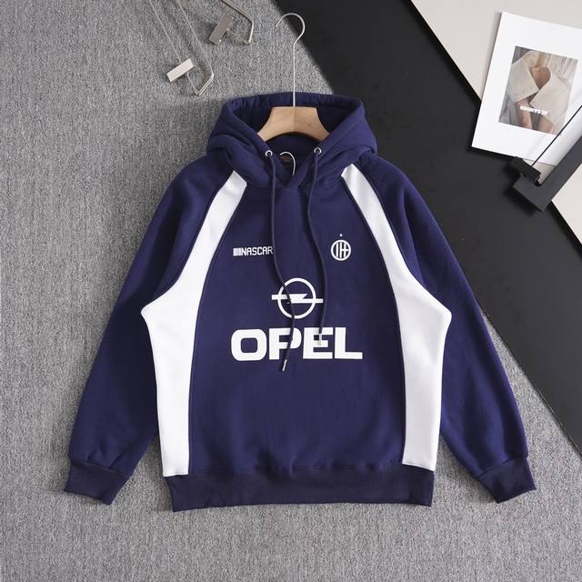 新款上新！ 潮~东大门爆款Opel撞色插肩加绒连帽 帽子都是做的双重面料很厚实 帽绳出口钉扣 胸前字母全部印花工艺 纯棉加厚面料 一件衣服550G 拼接工艺很考