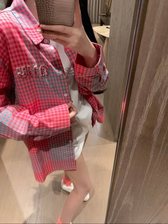180 Miumiu缪缪字母彩色钉珠翻领长袖格子衬衫 款号：25672701804 颜色：粉色 尺码：均码 80-125斤