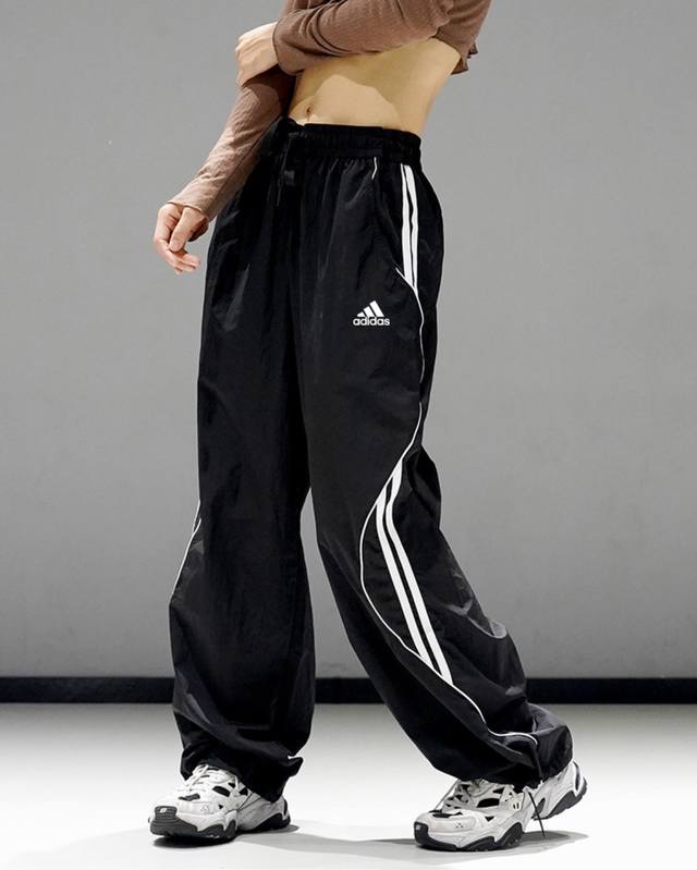 120 阿迪达斯Adidas湾刀两杠新款夏季工装侧边设计速干裤子男潮牌宽松直筒百搭休闲运动长裤 采用140克高密度塔丝隆冰感速干裤双针走线拉链侧边拼接工艺非常做