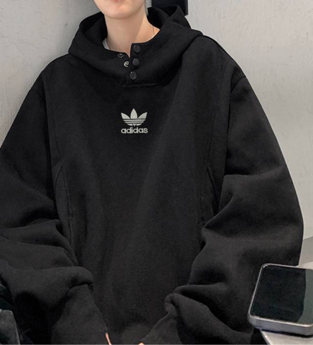 140 阿迪达斯Adidas高领扣子拼接连帽美式落肩拼接卫衣男女同款连帽高街休闲连帽廓形落肩袖重磅设计感外套 此款采用超柔棉材质面料超有范！材质不起球不变形不掉