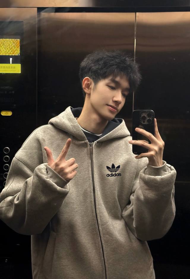 150 阿迪达斯Adidas重磅灰色内青外灰拼色帽子美式落肩拼接卫衣男女同款连帽高街休闲连帽廓形落肩袖重磅设计感外套 此款采用超柔棉材质面料超有范！材质不起球不