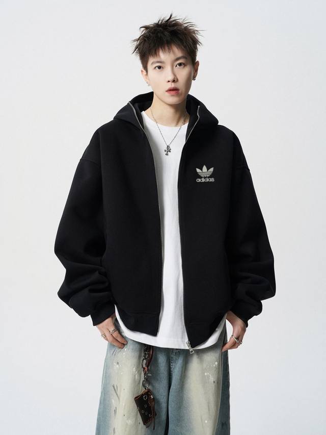 150 海外版阿迪达斯Adidas三叶草银色拉链开衫刺绣工艺美式拼接卫衣男女同款高街休闲拼接修身落肩袖重磅设计感外套拼接卫衣 此款采用超柔棉材质面料超有范！材质