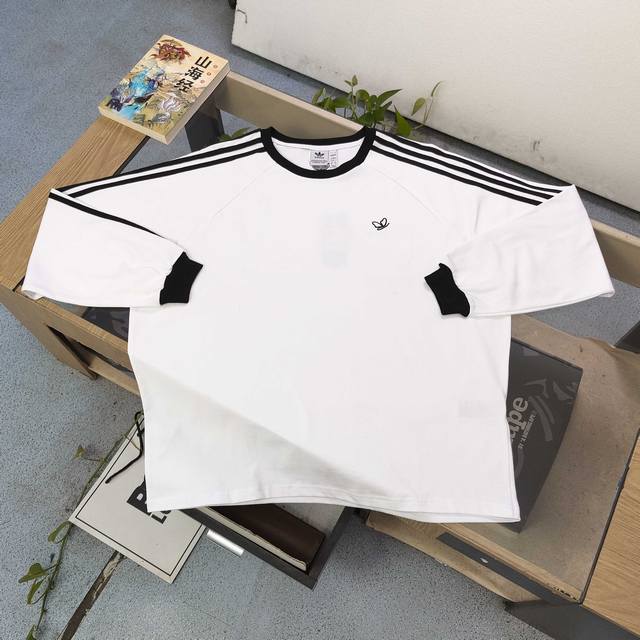 上新140 款号：Dg25619 2025新款Adidas阿迪达斯经典三道杠刺绣蝴蝶Logo图案绣花休闲情侣宽松长袖T恤，小红书爆款，定制面料280克双纱！开模