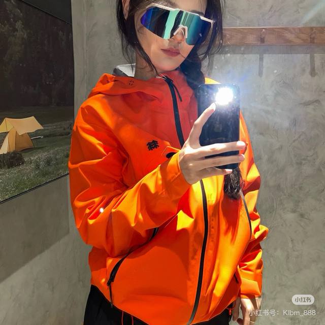 模特图！470 Kolon Sport 可隆专柜同款三色25年春款男女全热风压胶户外运动冲锋衣上衣 全压胶多片立体剪裁冲锋衣，采用高质感梭织四面微弹面料制作，面