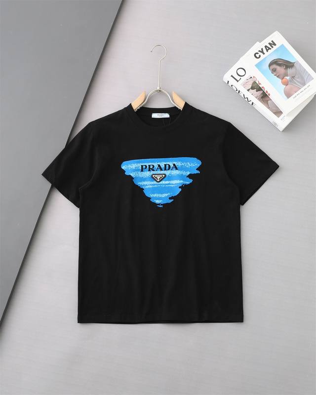 130 高品质 Prada 普拉达数码直喷三角徽章新款T桖， 25Ss春夏新品，胸前数码直喷倒三角，字母采用万针刺绣，醒目的Loog徽章，采用环保染料，无甲醛，