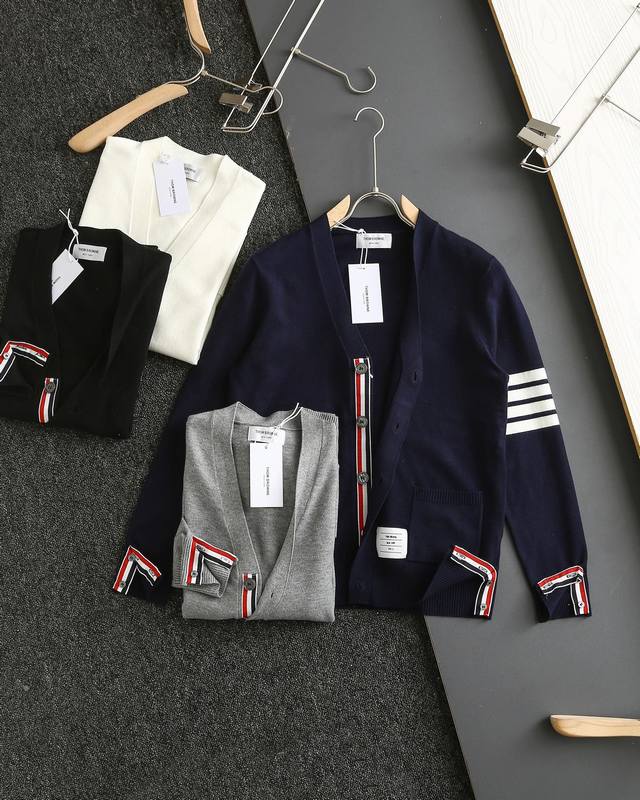 200 贸易正品 Thom Browne 汤姆布朗Tb四条杠羊毛开衫， 专柜官网同步发售，美国贸易公司正品订单，爆款区别市场不含羊毛的同款， 采用16针日本丰田